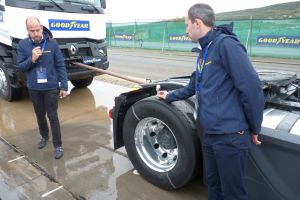 Pri praktických ukážkach nám Goodyear predviedol zachovanie dobrých vlastností aj pri výrazne zjazdenom dezéne s minimálnou zostávajúcou hĺbkou.