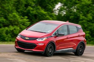 Testovacím vozidlom je americký elektromobil Chevrolet Bolt.