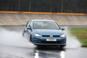 Väčšina testov prikladá veľký dôraz hlavne na správanie sa pneumatík za dažďa, respektíve na mokrej vozovke.