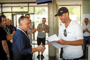 Certifikát za úspešné absolvovanie výcviku vodičských zručností si odniesol riaditeľ európskeho zastúpenia Ivan Majský (vľavo).